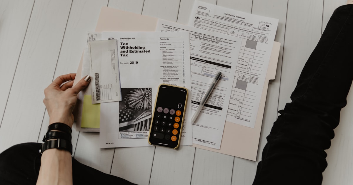Calculatrice et documents comptables sur un bureau professionnel
