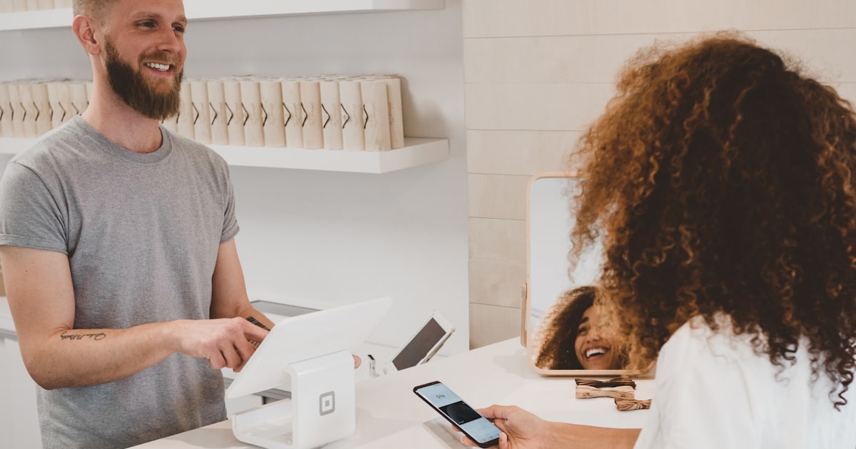Terminal de point de vente moderne dans un commerce de proximité