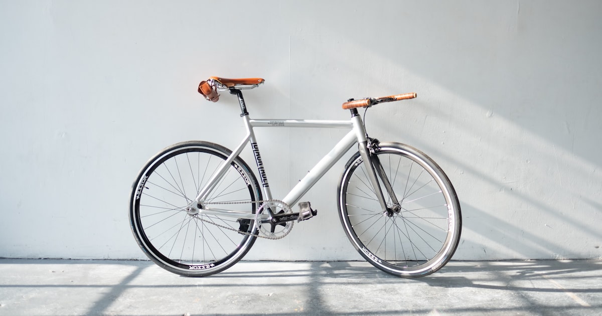 Vélo électrique stationné en ville avec roue et pédalier en gros plan