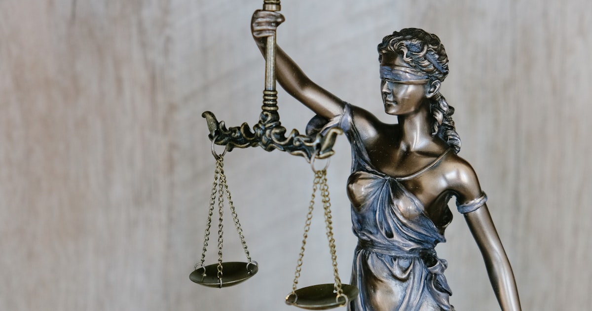 Marteau de justice et documents légaux symbolisant la réglementation