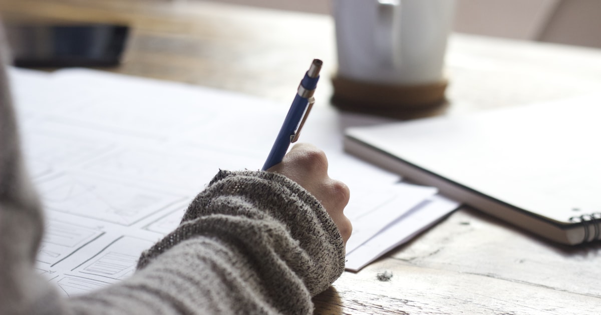 Carnet ouvert et stylo symbolisant un guide pratique