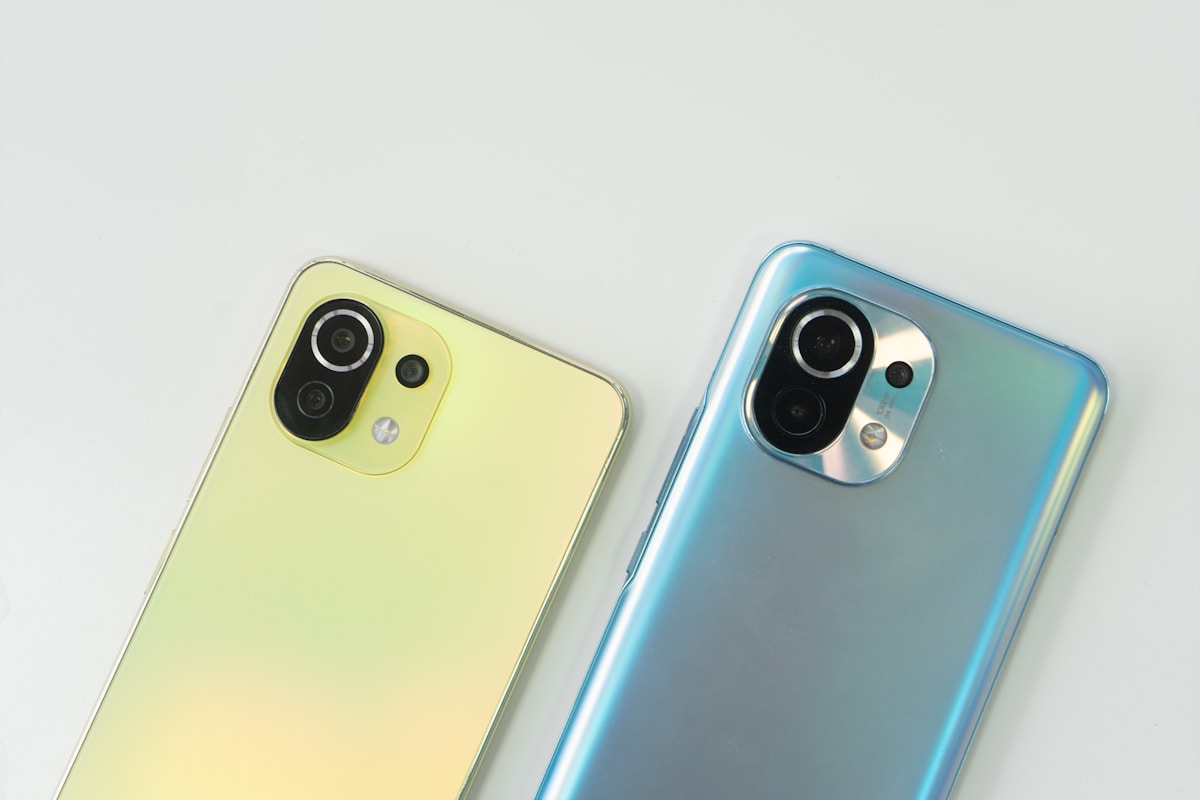 Technicien réparant l'intérieur d'un smartphone avec des outils de précision