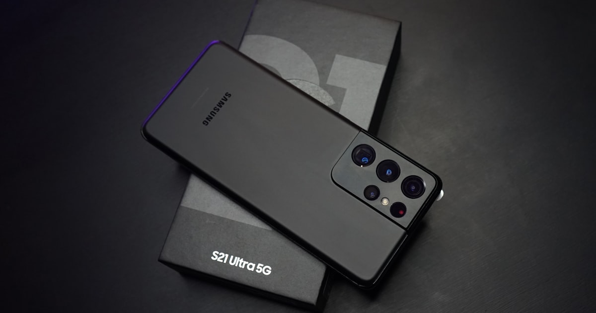 Smartphone Samsung Galaxy posé sur un bureau avec accessoires