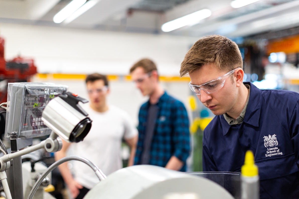 Réparateur professionnel travaillant dans un atelier bien équipé