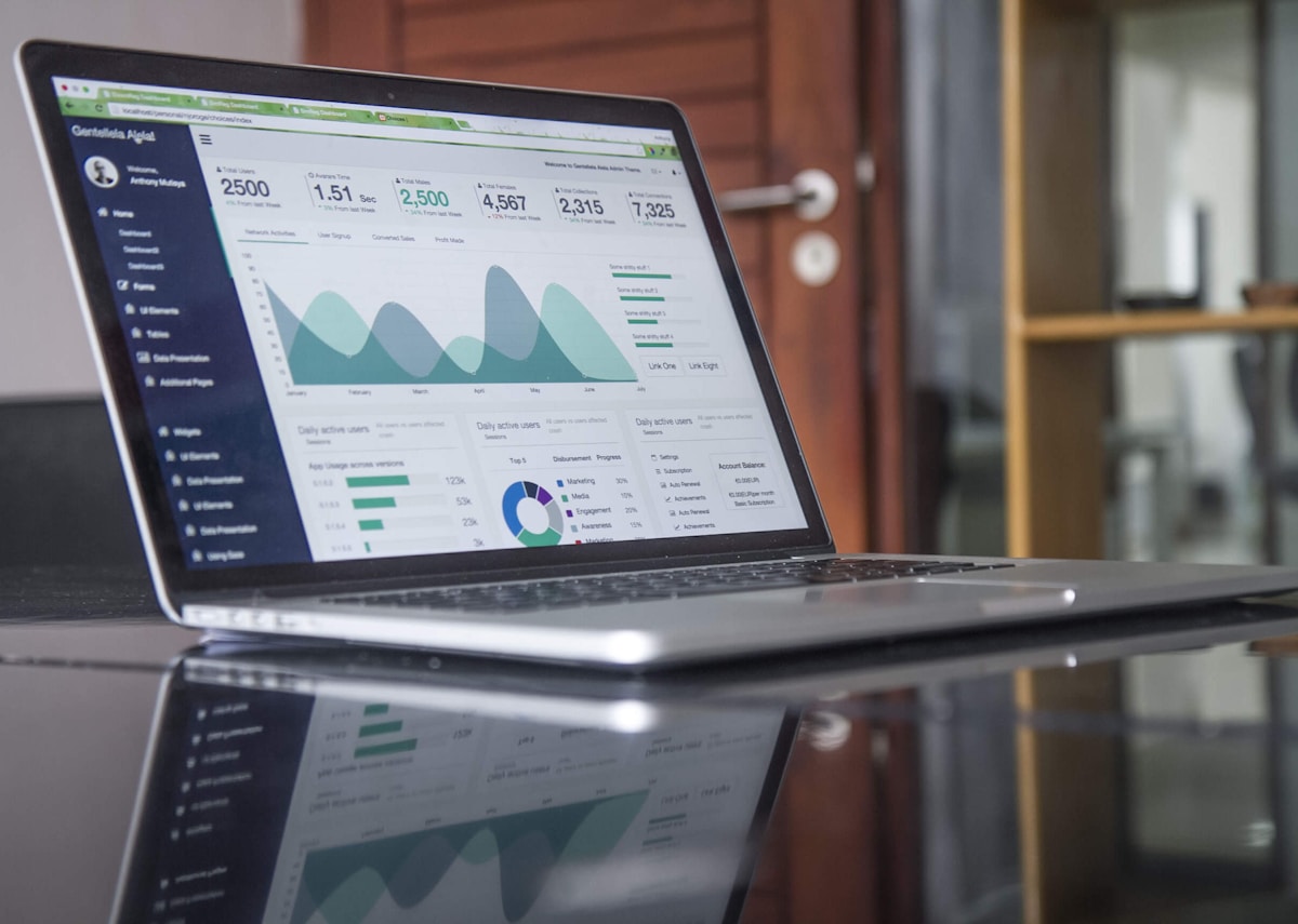 Professionnel gérant des dossiers administratifs sur ordinateur