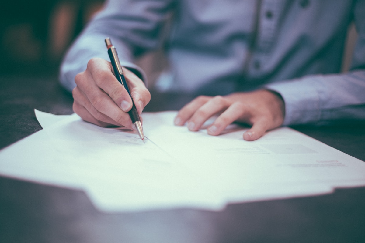 Documents juridiques et contrat de garantie sur un bureau